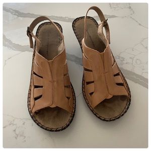 trendsetter women Sandals Size 8M US Tan Color Stitches accent.